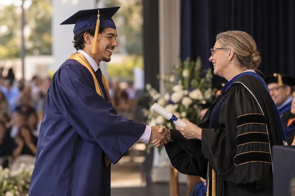 Un graduado recibiendo su diploma