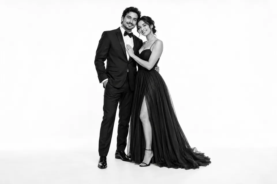 Un retrato editorial en blanco y negro de una pareja