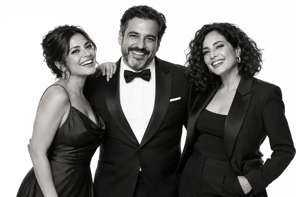 Blanco y negro de amigos con ropa de gala
