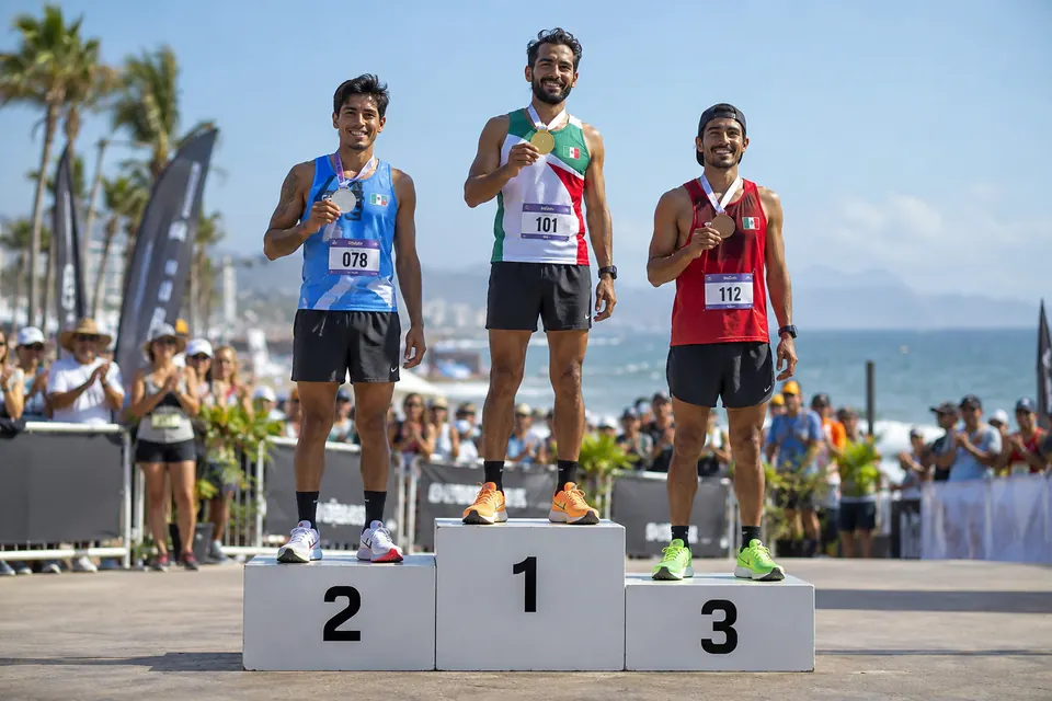 Premiación de corredores en un podio